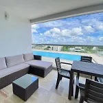 Hermoso Aparta Suite en Crespo a 5 minutos caminando del aeropuerto primera línea Mar