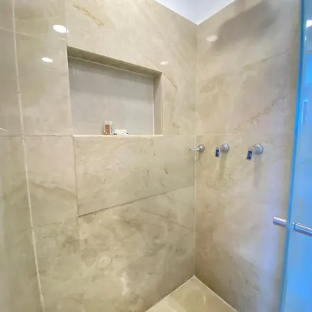 Hermoso Aparta En Crespo A 5 Minutos Caminando Del Aeropuerto Primera Línea Mar Apartamento *